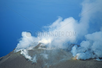 Italien  Aeolische Inseln  vulkanische Aktivitaeten im Krater