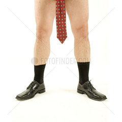 Mann haengt Krawatte zwischen den Beinen