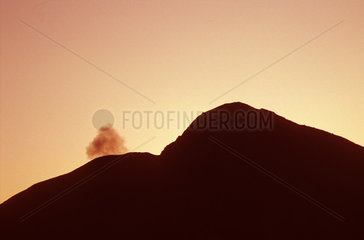 Italien  Aeolische Inseln  Stromboli beim Sonnenaufgang