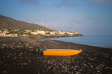 Italien  Aeolische Inseln  Stromboli  Strand mit Fischerboot