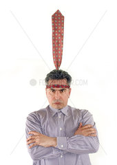 Mann mit einer Krawatte auf dem Kopf