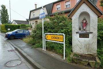Burmerange  Grossherzogtum Luxemburg  Richtungsschild nach Schengen