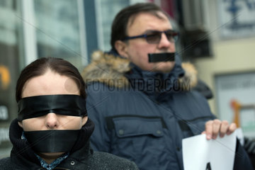 Polen  Poznan - Aktion von KOD (Komitee zur Verteidigung der Demokratie) gegen Gleichschaltung der Justiz und Zensur durch die PIS-Regierung