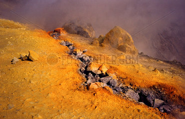 Schwefelausscheidung auf dem Krater  Italien Insel Vulcano