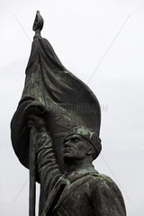 Budapest  Ungarn  Skulptur eines Soldaten  der die Fahne haelt im Mementopark