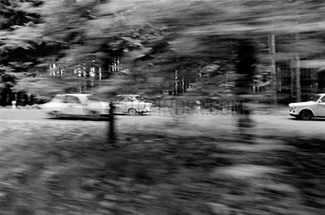 Wernigerode  DDR  vorbeifahrende Autos auf einer Landstrasse