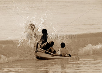 Seychellen  Beau Vallon Beach  Kinder spielen am Strand