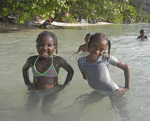 Seychellen  zwei Maedchen posieren fuer die Kamera