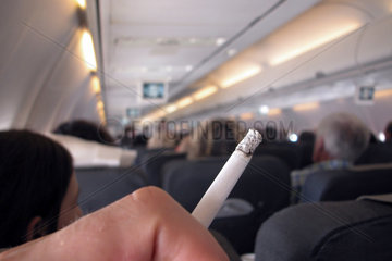 Passagier raucht im Flugzeug