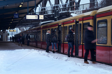 Berlin  Deutschland  Fahrgaeste steigen in eine S-Bahn im Winter