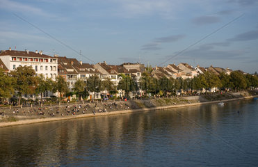 Basel  Schweiz  die Uferpromenade entlang des Rheins