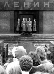 Moskau Roter Platz Wachabl__sung am Lenin Mausoleum