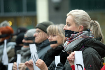 Polen  Poznan - Aktion von KOD (Komitee zur Verteidigung der Demokratie) gegen Gleichschaltung der Justiz und Zensur durch die PIS-Regierung