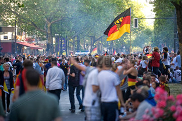 Berlin  Deutschland  deutsche Fans auf dem Kurfuerstendamm nach dem Achtelfinalsieg