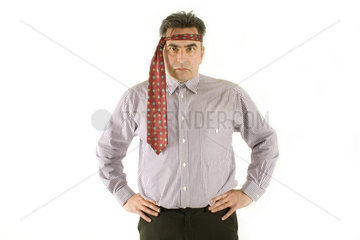 Mann mit einer Krawatte auf dem Kopf wie ein Indianer