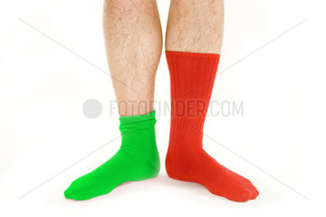 Unterschiedliche Socken rot und gruen
