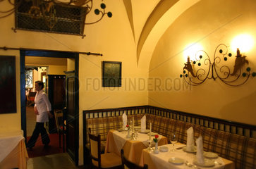 Karlsbad  Tschechische Republik  eine Kellnerin im Restaurant des Embassy