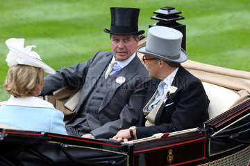 Ascot  Grossbritannien  Lord Daresbury (Mitte) sitzt in einer Kutsche