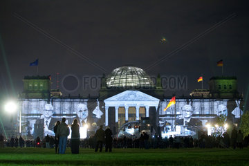 Berlin  Deutschland  beleuchteter Reichstag zum Tag der Deutschen Einheit