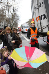 Berlin  Deutschland  Zuschauer mit ihren Kindern beim Karnevalsumzug auf dem Kudamm