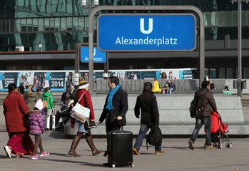 Berlin  Deutschland  Menschen vor dem Eingang des U-Bahnhof Alexanderplatz