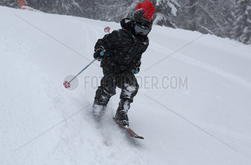 Krippenbrunn  Oesterreich  ein Junge faehrt Ski
