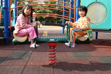 Hongkong  China  Kinder auf einer Wippe