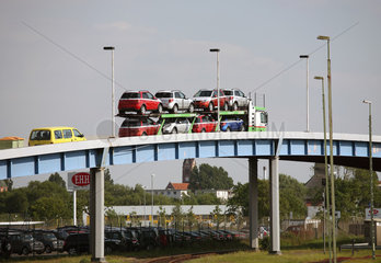 Bremerhaven  Deutschland  Autotransporter auf der Bruecke von der Spedition zum Kai