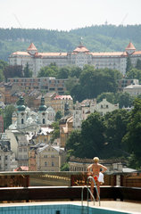 Karlsbad  Tschechische Republik  Blick auf den Kurort von einem Thermalbad aus