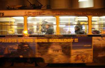 Liberec  Tschechien  Menschen in einer vorbeifahrenden Tram