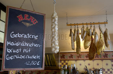 Potsdam  Deutschland  Blick in die offene Kueche im Restaurant Maison Charlotte
