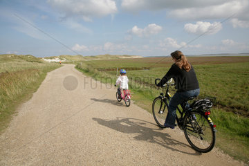 Insel Amrum  Wittduen  Deutschland  Mutter und Kind bei einer Radtour durch die Duenenlandschaft