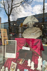 Berlin  Deutschland  Bueste Friedrich der Grosse in einem Schaufenster  Unter den Linden