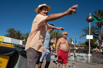 Playa de las Americas  Spanien  Touristen beim Boule-Spiel am Strand auf Teneriffa