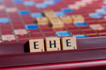 Hamburg  Deutschland  Scrabble-Buchstaben bilden das Wort EHE