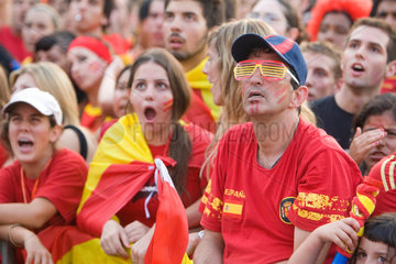 Barcelona  Spanien  Fussballfans beobachten des Endspiels der Fussball-WM