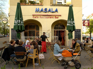 Berlin  Deutschland  Gaeste auf der Terasse des indischen Restaurants Masala