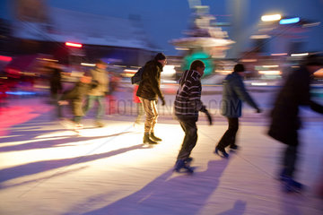 Berlin  Deutschland  Eislaufen am Neptunbrunnen am Abend