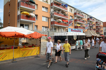 Spremberg  Deutschland  Besucher auf einem Strassenfest in Spremberg