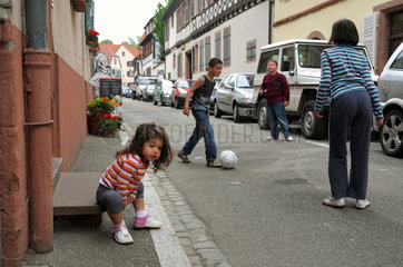 Weissenburg  Frankreich  Kinder beim Fussball spielen in einer kleinen Nebenstrasse