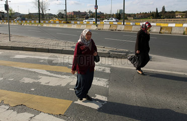 Istanbul  Tuerkei  Frauen mit Kopftuch im Stadtteil Bayrampasa