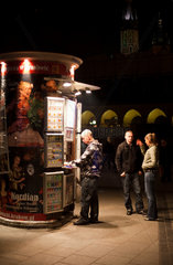 Krakau  Polen  ein junger Mann kauft Zigaretten an einem Kiosk