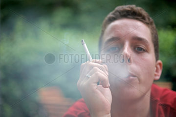 Berlin  Deutschland  Raucherin in einem Gartenlokal