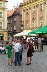 Posen  Polen  Gruppe junger Menschen beim Proserpina-Brunnens auf dem Alten Markt