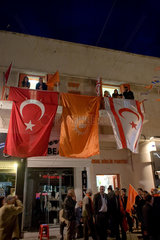 Girne  Tuerkische Republik Nordzypern  Parteianhaenger vor der Parteizentrale der UBP