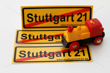Stuttgart  Deutschland  Anti-Stuttgart 21-Aufkleber und Modell-Lok