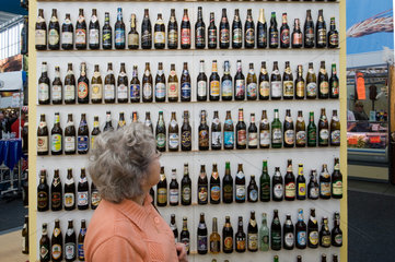 Berlin  Deutschland  Messebesucherin vor einem Regal mit vielen Biersorten