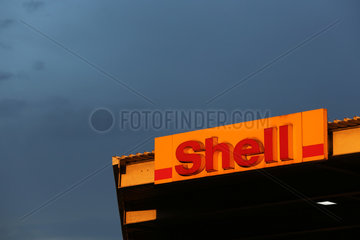 Braunschweig  Deutschland  Schriftzug des Mineraloelunternehmen Shell