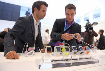 Berlin  Deutschland  Samsung Galaxy Gear am Messestand von Samsung zur IFA 2013