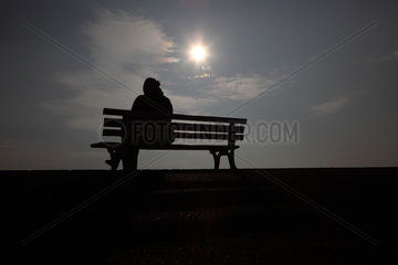 Hannover  Silhouette  Frau sitzt allein auf einer Bank